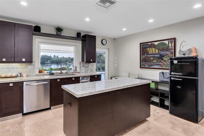 Building Photo - 415 Rovino Ave