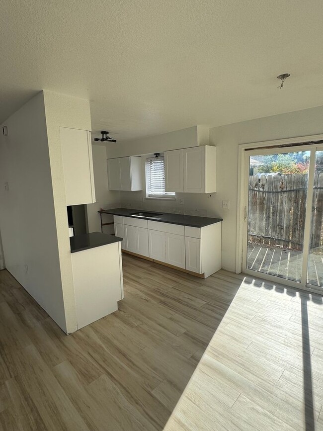 Building Photo - Fully Remodeled 3 Bedroom, 1 Bath duplex w...