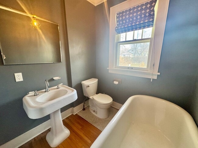 Building Photo - **AVAILABLE NOW** Centrally located 3-bedroom 2-bath
