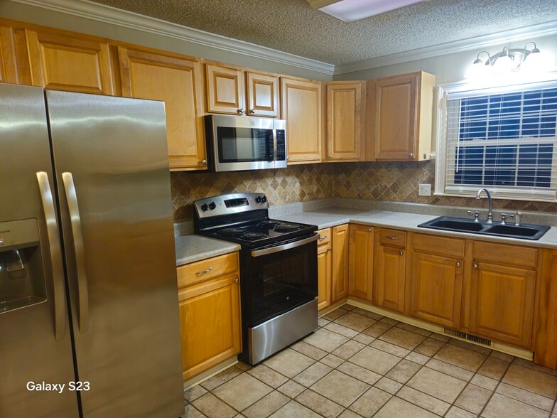 Kitchen - 2104 Beattie Rd