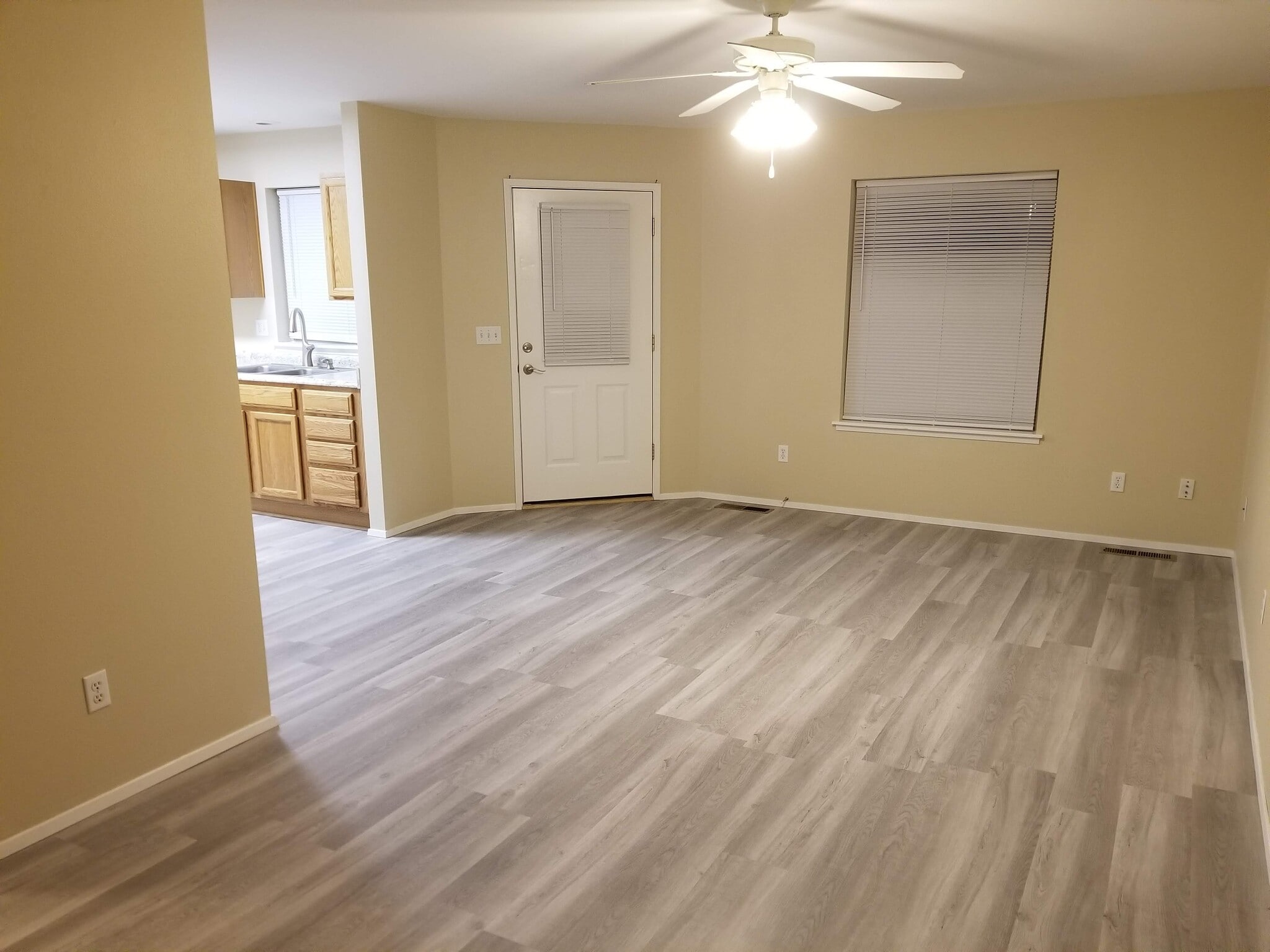 Building Photo - 1048 Ne Warner Pl