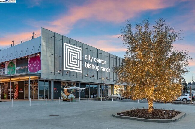 Building Photo - 140 Reflections Dr