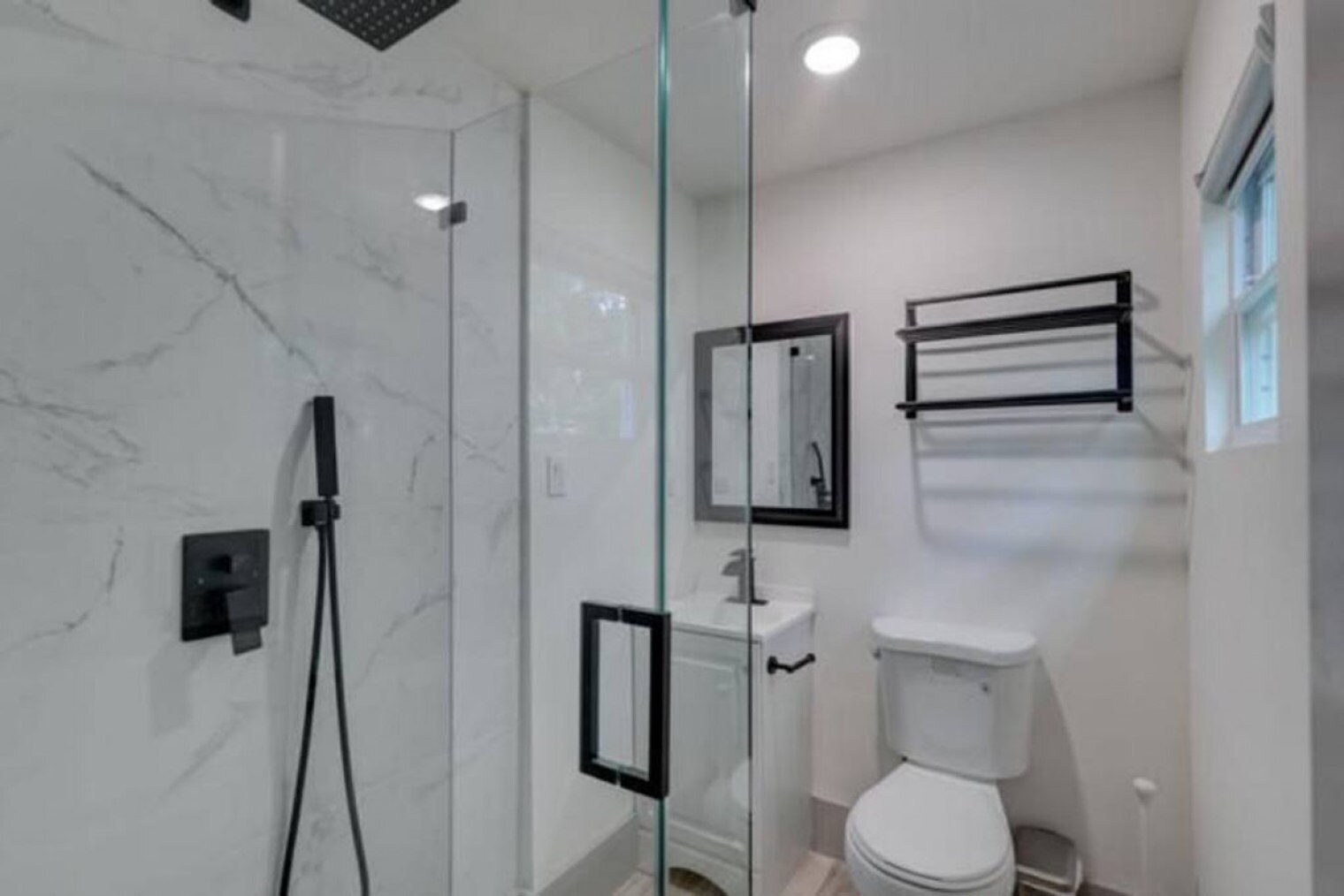 Building Photo - 625 NE 13th Ave