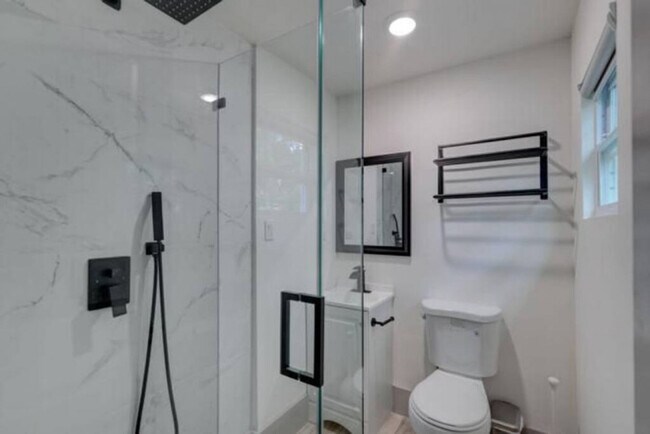 Building Photo - 625 NE 13th Ave