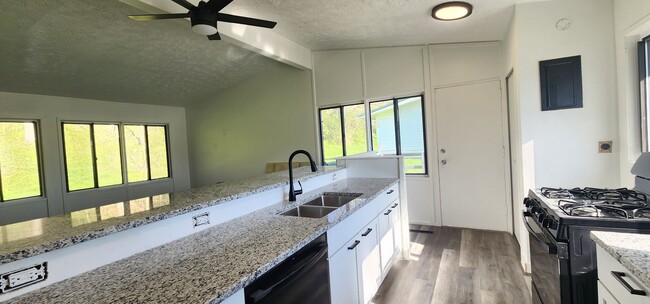 Building Photo - Finleyville 3 Bedroom 1.5 Bath Remodeled R...