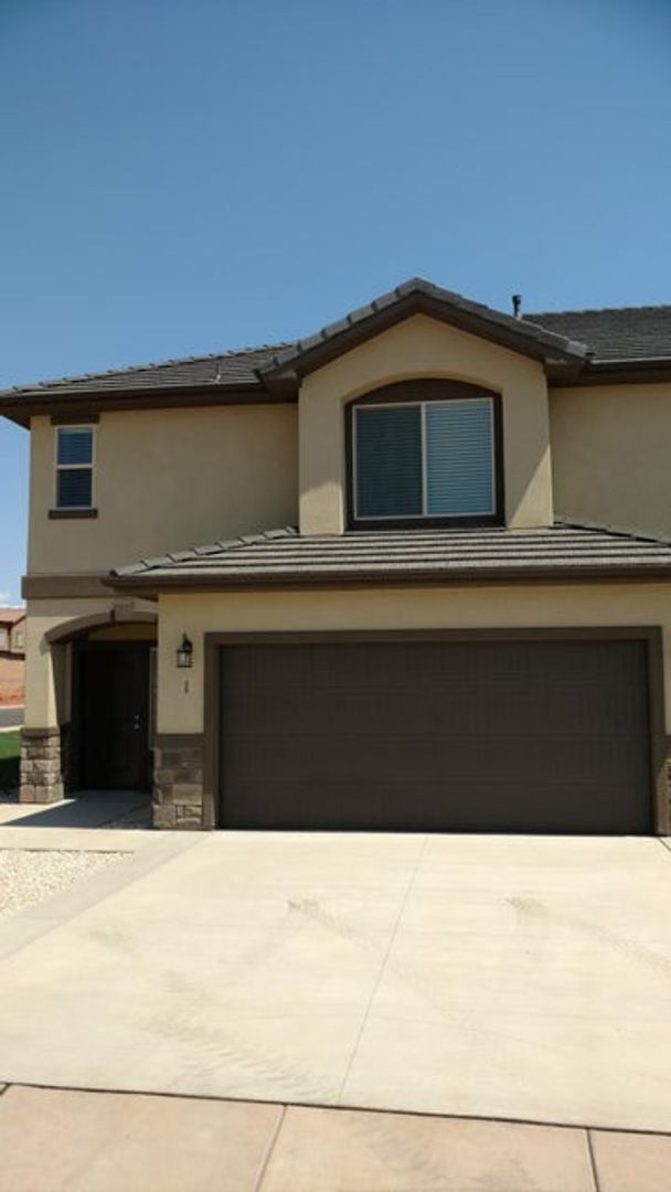Building Photo - 3 Bedroom, 2.5 Bathroom Townhome Available...