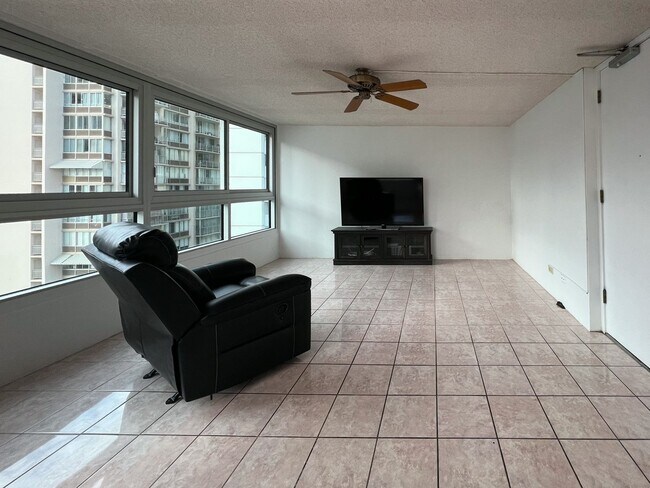 Building Photo - 1BD/BA at Waikiki Townhouse. Spacious, great views.