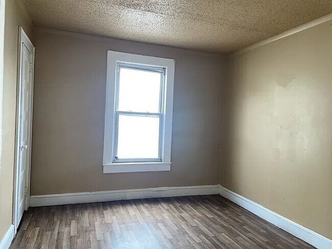 Building Photo - "Charming 2-Bedroom Retreat in Greenville - Perfect for Cozy Living!"