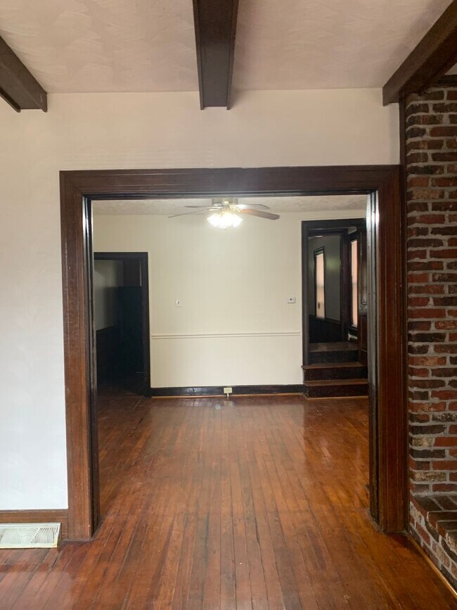 Building Photo - 4 bedroom, 1 bath, 3 story half double house