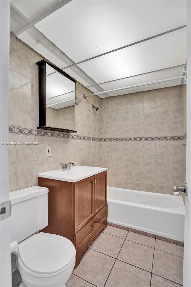 Building Photo - 505 NE 30th St