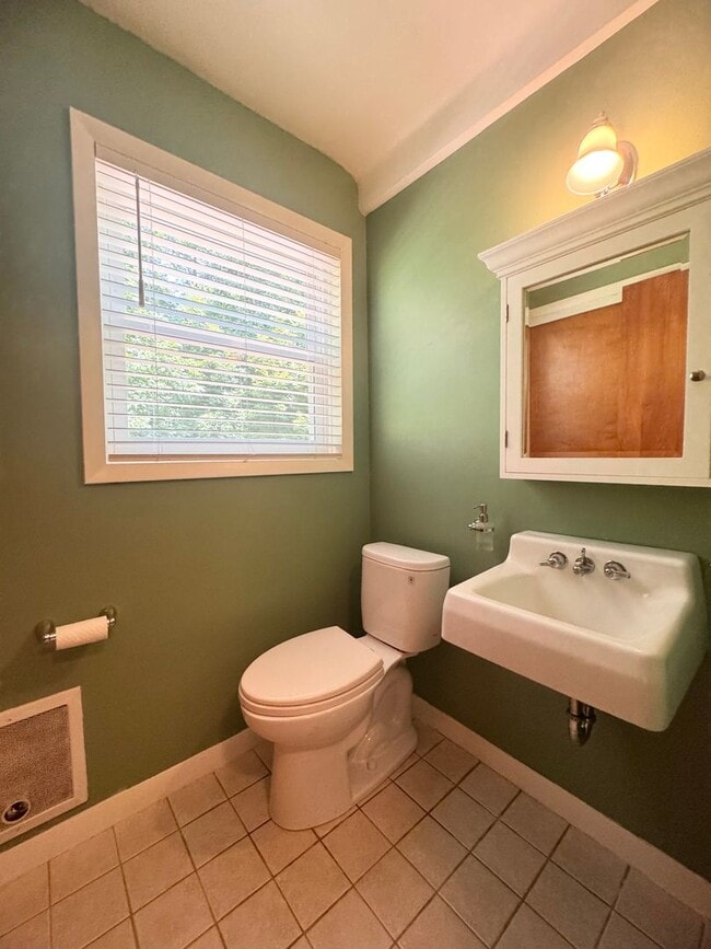 Building Photo - 4 Bedroom Jamestown Beauty!
