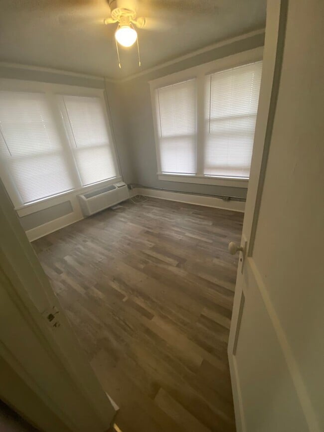 Building Photo - Dowtown Gadsden - Newly Renovated- Spacious