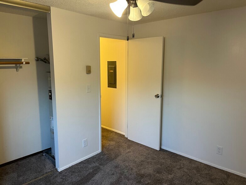 Building Photo - 567 Fairview St