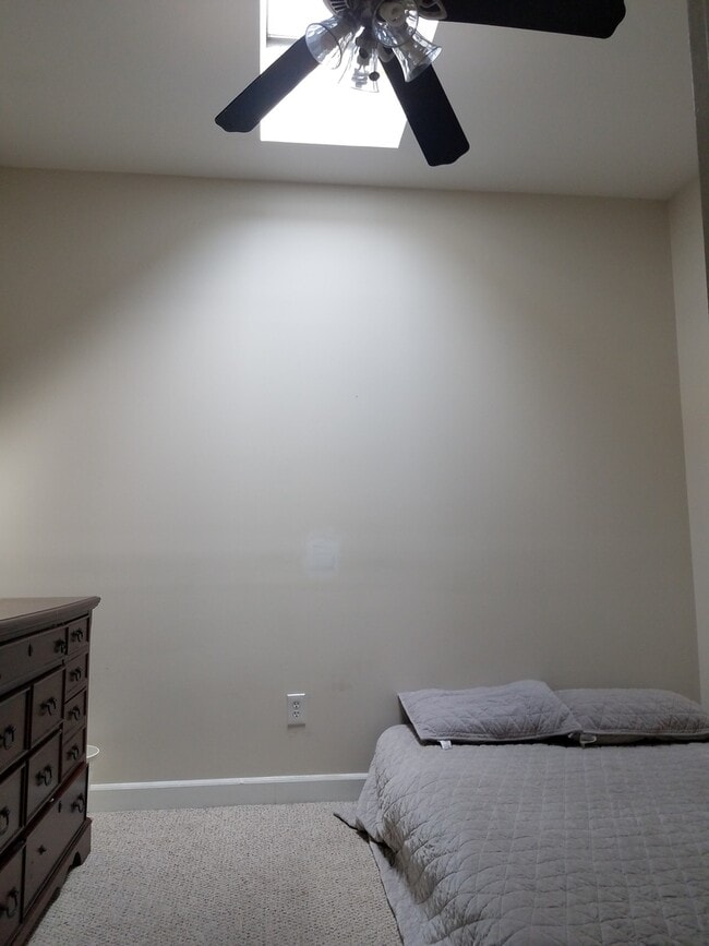 Building Photo - Charming 2Bedroom/1.5Bath Townhome in Upper Fells Point!