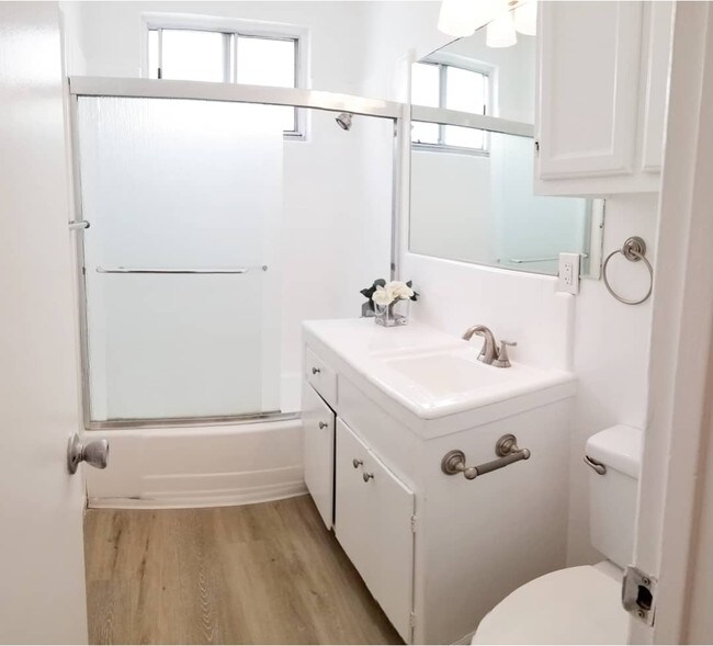 Building Photo - 943 6th Street in Santa Monica - North of Wilshire and only 6 blocks to the beach!