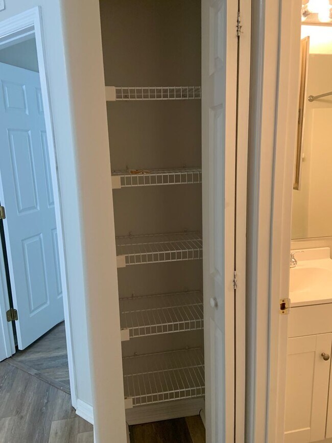 Building Photo - Updated 3 bed/ 2bath- Lehigh Woods