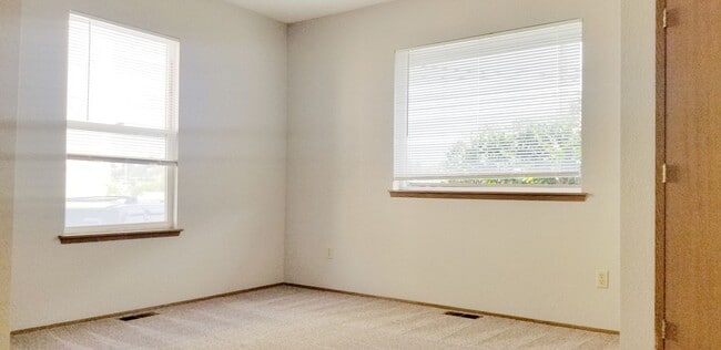 Building Photo - MOVE IN READY NOW! Desirable down town location. 2 bed, 1 bath. Includes water, sewer and garbage.