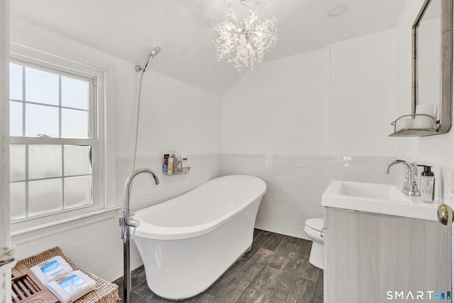 Building Photo - 124 Stiles St