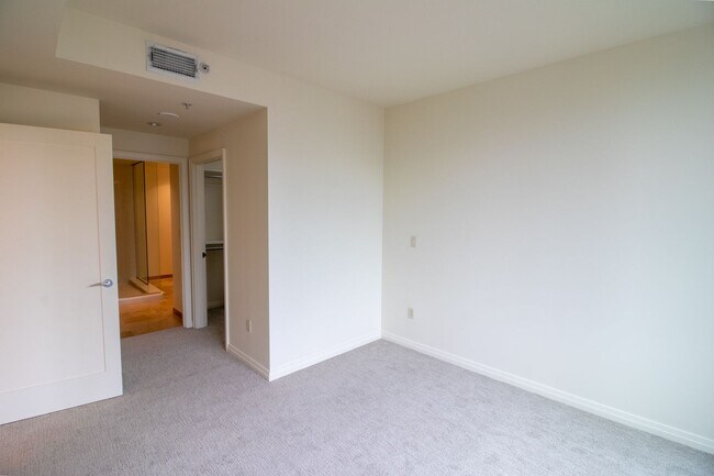 Building Photo - 1bd/1.5ba Bellevue Condo