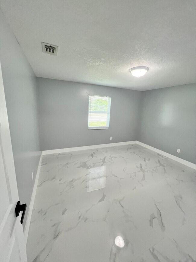 Building Photo - NEWLY RENOVATED 3 BEDROOM 2 BATH HOME- TIL...