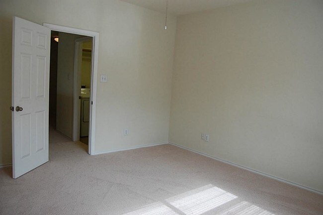 Building Photo - 182 N Burberry Park Cir