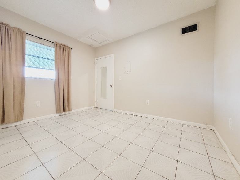 Building Photo - 567 E 11th St