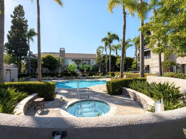 Building Photo - Beautifully renovated single-level condo in gated Newport Baycrest