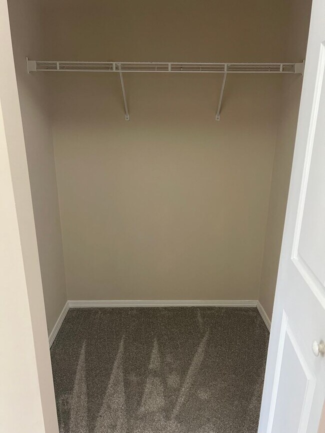 Building Photo - Spacious 3BR/3BA Townhome in Kiskadee Parke