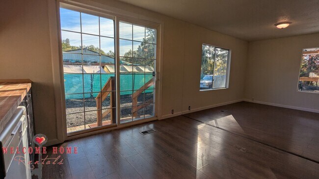 Building Photo - Huge fenced lot - bring your boat, trucks,...