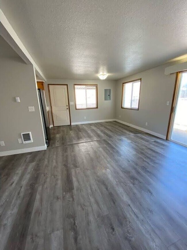 Building Photo - Large 2 bed, 1 bath Townhouse with Parking