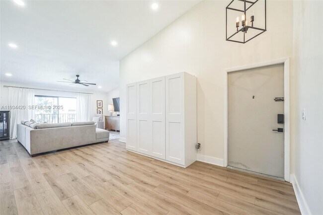 Building Photo - 3207 S Lakeview Cir