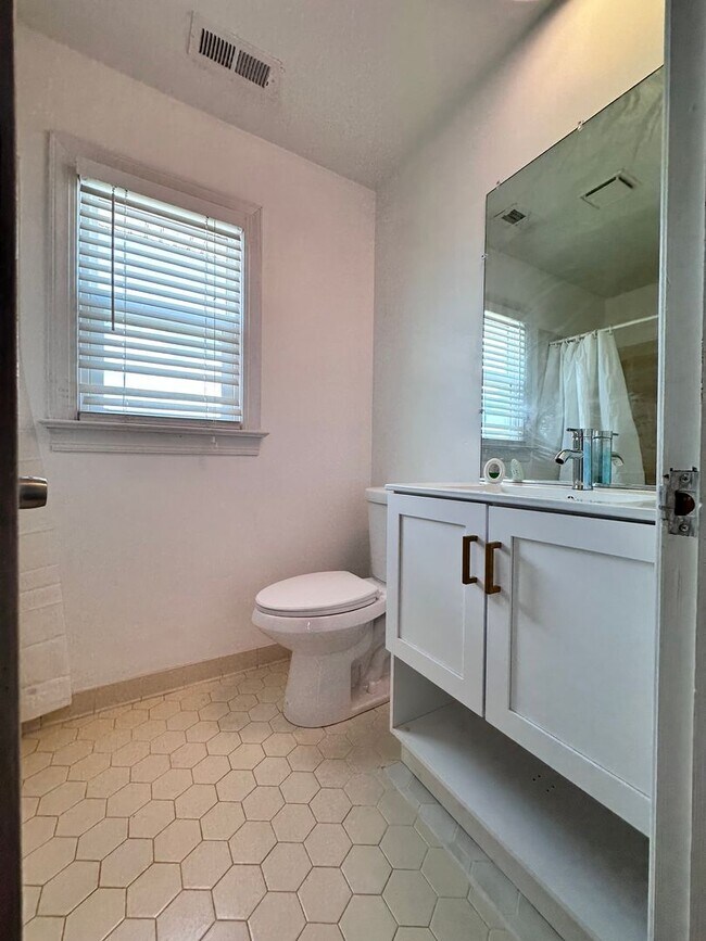 Building Photo - Pinewell By The Bay-4 Bedroom 3.5 Bath