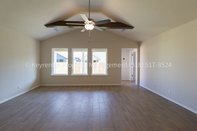 Building Photo - Stunning New Construction Home 4 Bed 2 Bath Broken Arrow