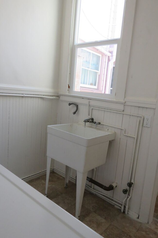 Building Photo - 152A
