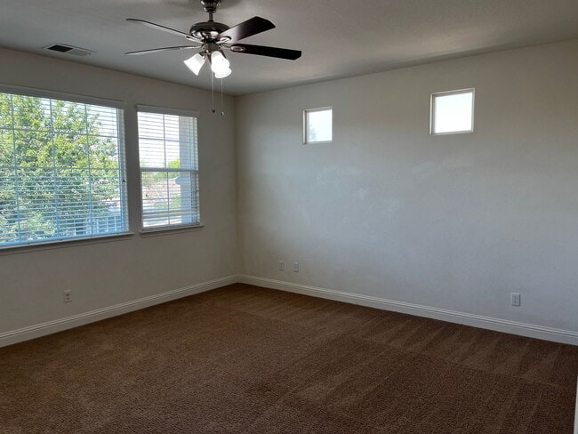 Building Photo - Executive 4 Bedroom, 2.5 Bathroom 2100 Sqf...