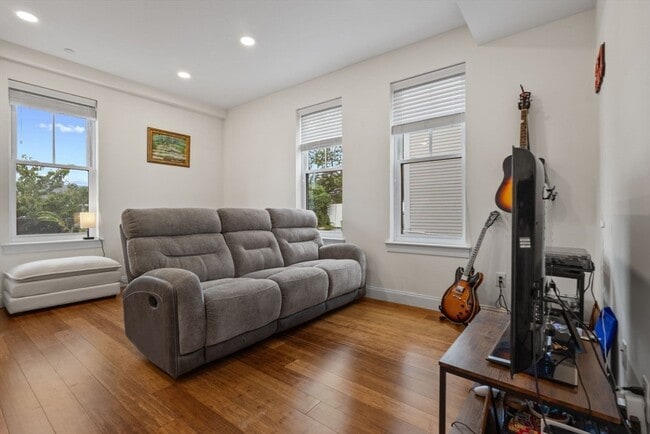 Building Photo - 44 W Eagle St