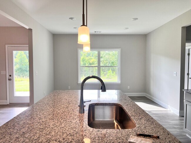 Building Photo - 8024 English Ivy Ct