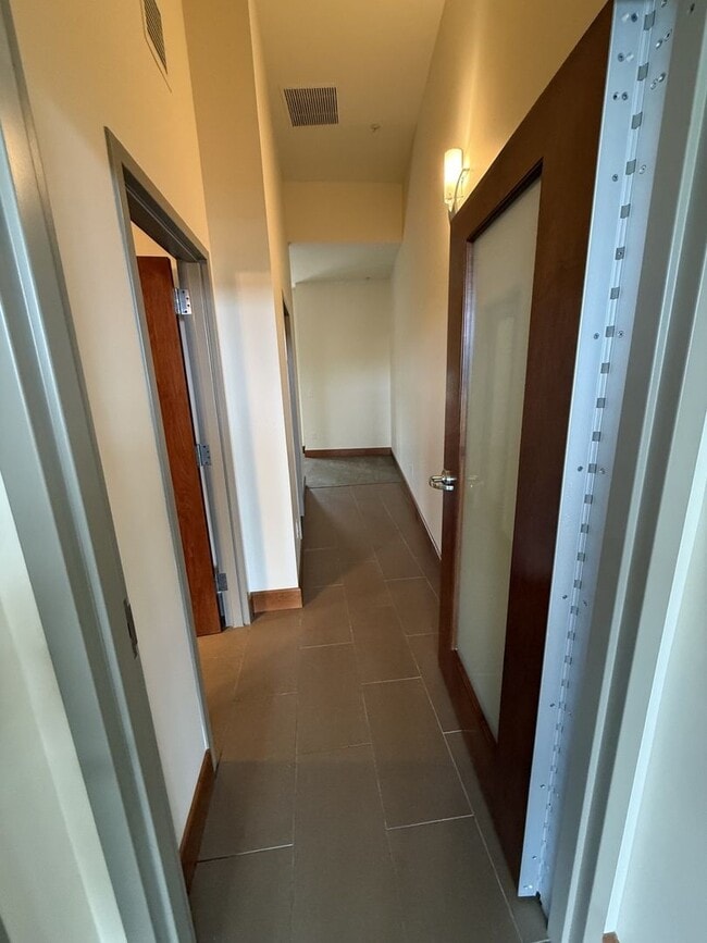 Building Photo - Luxury Apartment