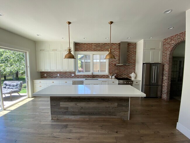 Building Photo - 530 Craftsman Way