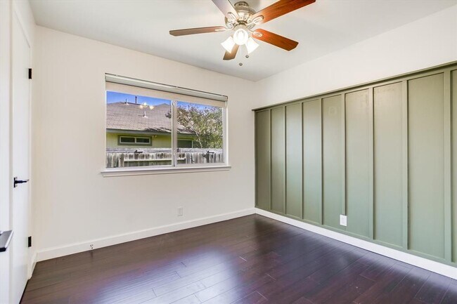 Building Photo - 906 Iris Dr