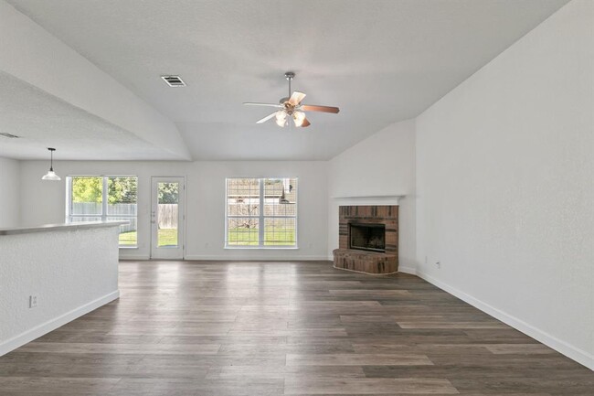 Building Photo - 1609 Paint Brush Dr