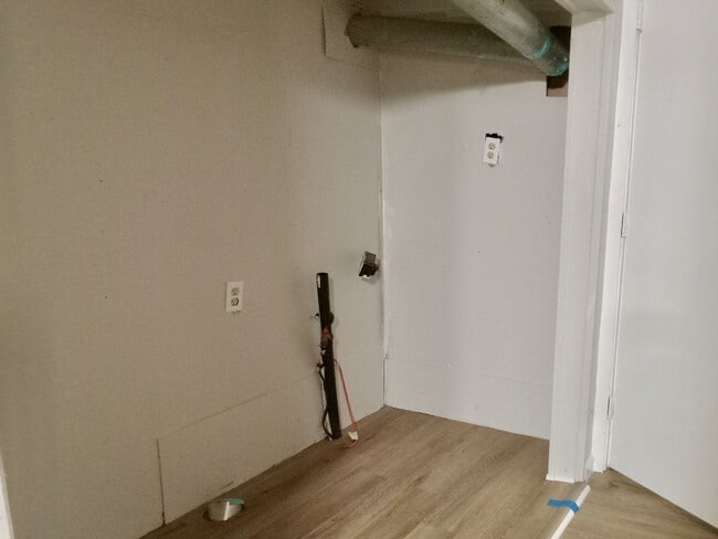 Building Photo - Updated 3 Bedroom House FOR RENT in Laurel Lakes $1550