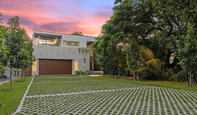 Building Photo - 807 SW 12th Ave