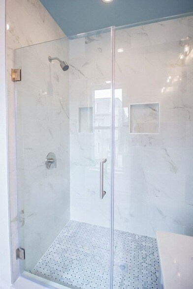 Building Photo - 729 Saratoga St