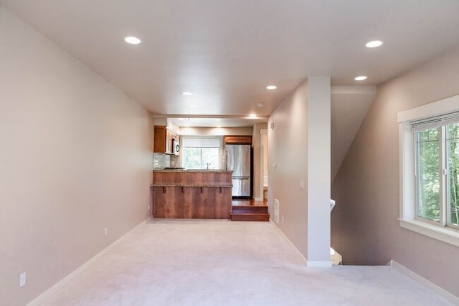 Building Photo - Beautiful townhouse 3 beds 2.5 baths and garage.