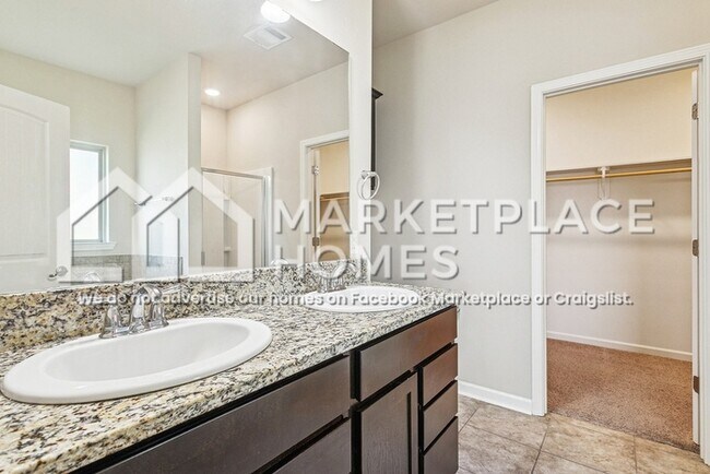 Building Photo - 905 Lakeshore Vlg Pt