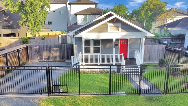 Building Photo - 318 Ennis St