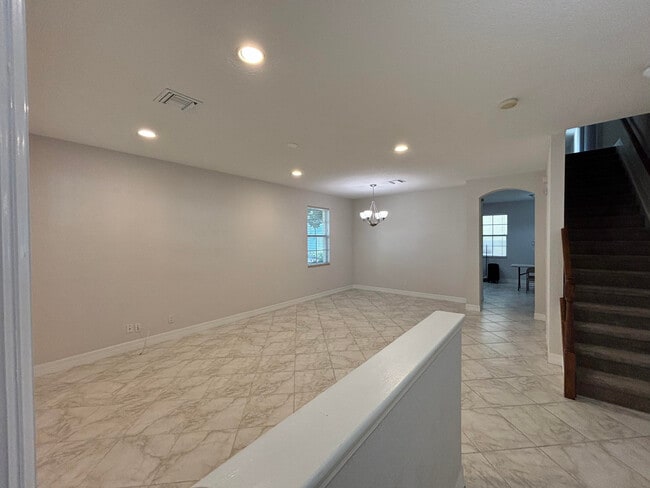 Building Photo - 909 NW 18th Ave