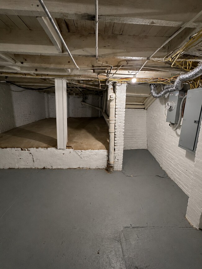 Building Photo - 1418 N Eden St