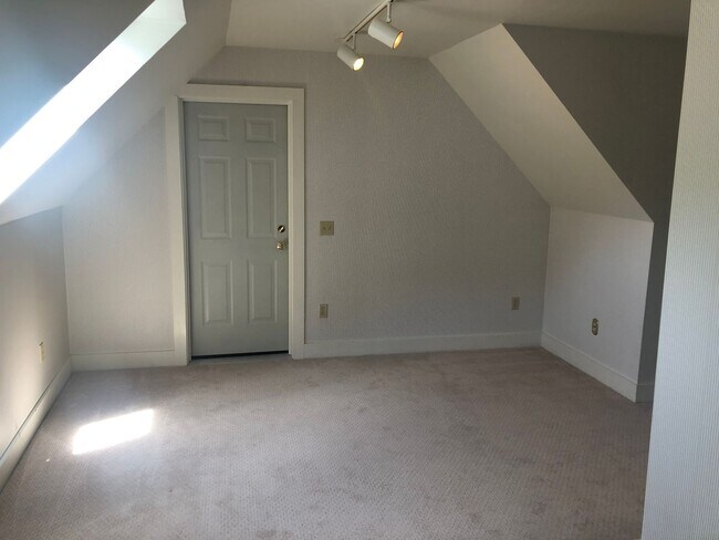 Building Photo - COMING SOON! Beautiful 4- Bedroom Condo in Portsmouth, NH!